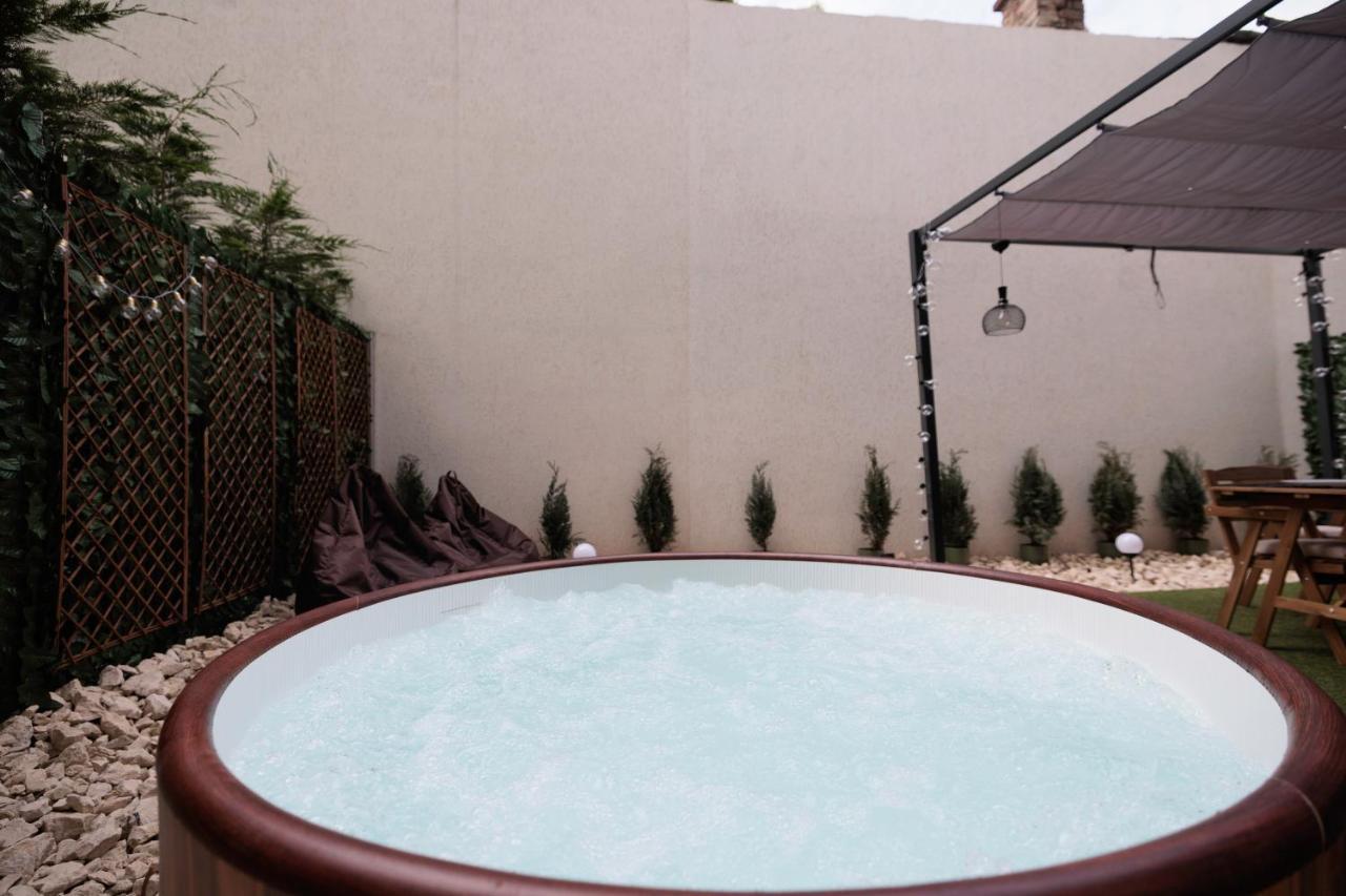 Downtown Hidden Garden With Jacuzzi In Bucharest公寓 外观 照片