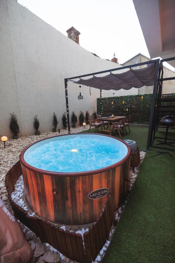 Downtown Hidden Garden With Jacuzzi In Bucharest公寓 外观 照片
